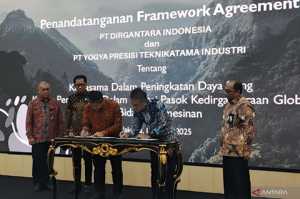 Penandatanganan Framework Agreement (FA) antara PT Dirgantara Indonesia (PTDI) bersama PT YPTI untuk memperkuat rantai pasok industri pesawat nasional yang disaksikan langsung Wakil Menteri Perindustrian (Wamenperin) Faisol Riza di Jakarta, Rabu (12/3/2025). (ANTARA/Muzdaffar Fauzan.)