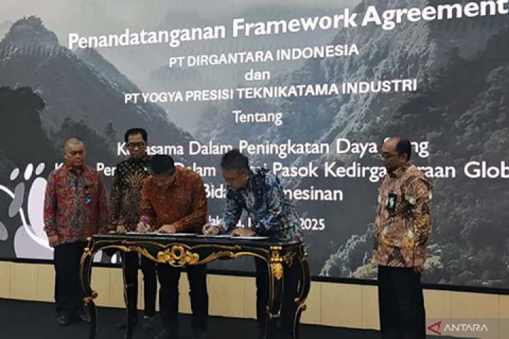 Penandatanganan Framework Agreement (FA) antara PT Dirgantara Indonesia (PTDI) bersama PT YPTI untuk memperkuat rantai pasok industri pesawat nasional yang disaksikan langsung Wakil Menteri Perindustrian (Wamenperin) Faisol Riza di Jakarta, Rabu (12/3/2025). (ANTARA/Muzdaffar Fauzan.)