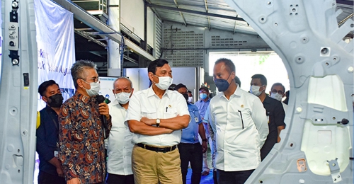 Menperin Mendampingi Menkomarves saat kunjungan ke PT YPTI